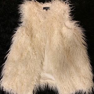 🦁 Chic Faux Fur MOSSIMO vest!
